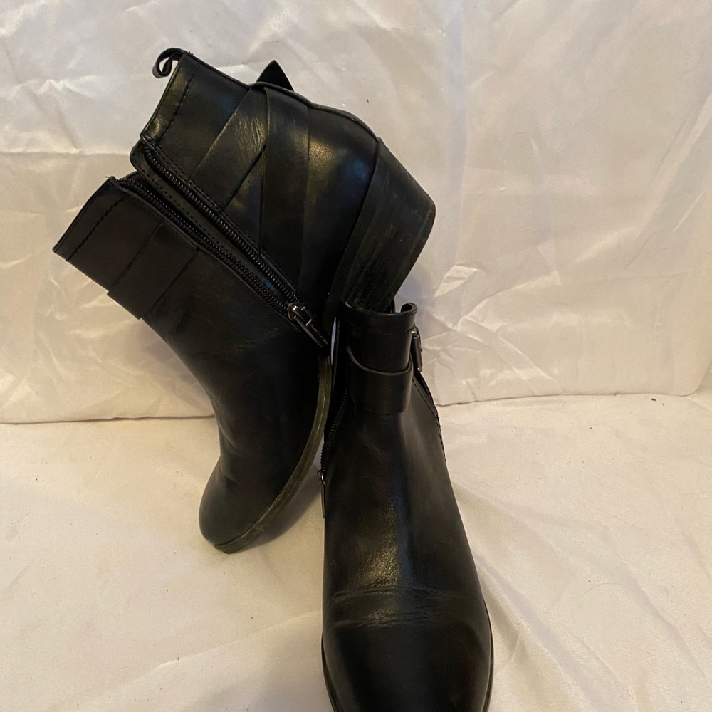 Vince Camuto leather ankle boots size 7.5
